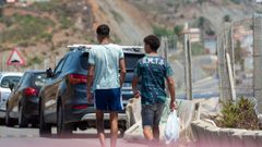 Dos menores migrantes en Ceuta, a finales de julio.
