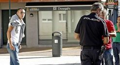 Portas Cancela (izquierda), instantes antes de ser trasladado ayer a la Comisar�a Provincial. 