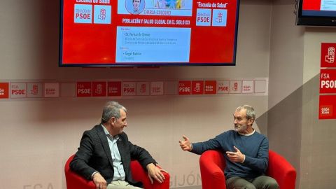 El director del Centro de Coordinaci�n de Alertas y Emergencias Sanitarias del Ministerio de Sanidad, Fernando Sim�n, en un encuentro de la Escuela de Salud del PSOE de Gij�n con el periodista �ngel Fabi�n