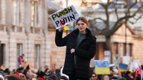 Una persona sostiene una pancarta mientras la gente asiste a una protesta contra la guerra, despus de que Rusia lanzara una operacin militar masiva contra Ucrania, en Londres, Gran Bretaa