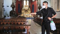 Un cura de A Milagrosa, limpiando en la tarde del viernes la iglesia del barrio