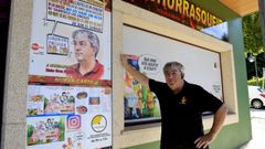 antonio.Antonio Hermida, propietario de A Churrasqueira, en la entrada de su negocio, especializado en comida para llevar, en Perillo, y donde ha instalado su original s�plica