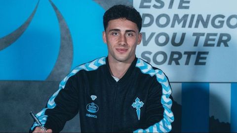 Pablo Dur�n, en el momento de firmar su renovaci�n con el Celta hasta el 2028.