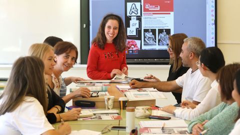 Luca lvarez, en el centro, es profesora de castellano para extranjeros en la Escola Oficial de Idiomas de Vigo, tiene una ceguera total de nacimiento