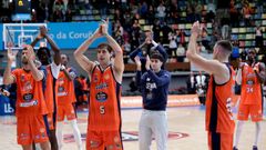 La plantilla naranja aplaude a la afici�n tras el triunfo contra el Alicante.