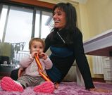 Mar�a Jes�s Gestido, con su hija L�a, en su domicilio en la tarde de ayer. 