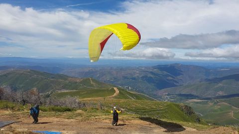 Dos de los parapentistas que inauguraron la nueva pista del monte Pa Paxaro