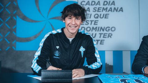 Fer L�pez, en el momento de firmar su contrato con el Celta.