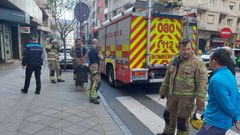Los bomberos de Ourense, al terminar su intervenci�n en el incendio de un piso en la avenida de la Habana de la ciudad.