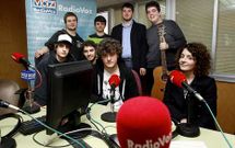 Integrantes de los tres grupos carballeses que act�an ma�ana en la Dubl�n, ayer en Radio Voz.