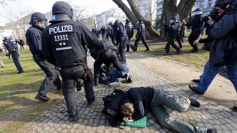 Miembros del grupo anticapitalista Blockupy se manifiestan contra la nueva sede del BCE