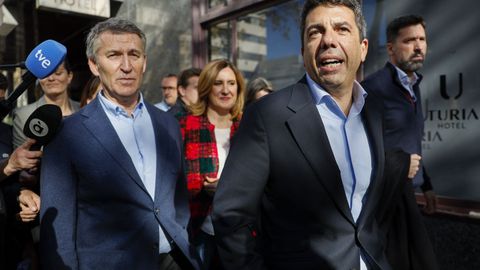 El presidente del PP, Alberto Nez Feijoo con el presidente de la Generalitat, Carlos Mazn, a su salida de la reunin con alcaldes en Valencia