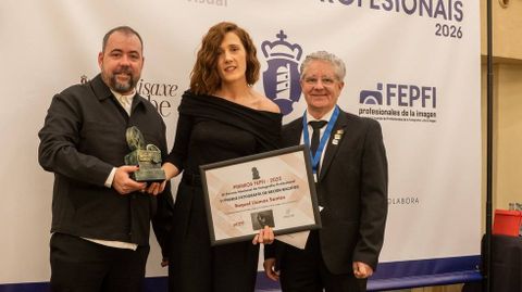 Amanda P�rez, recogiendo el m�ximo galard�n en A Coru�a en nombre de su socia, Raquel Lamas.