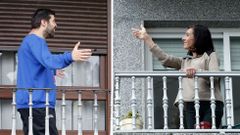 Sergio y Mayka, imagin�ndose que se saludan pese a que sus balcones est�n a kil�metros de distancia 