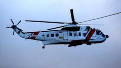 Un helic�ptero de Salvamento, durante el ejercicio de ayer en Camari�as.