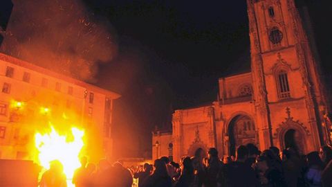 La hoguera de San Xuan en Oviedo en 2016