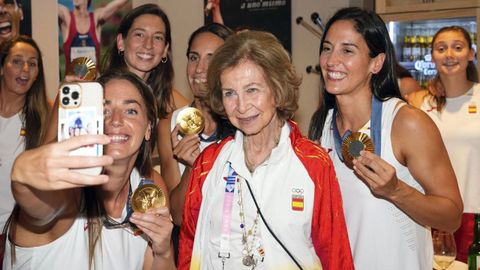 La reina Sofa pos con el equipo femenino de waterpolo, ganador de un oro olmpico.