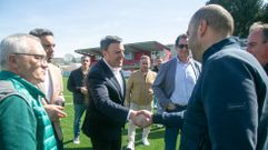 Valent�n Gonz�lez Formoso visit� el campo de f�tbol Lino Balado con el alcalde de Oroso y portavoces municipales