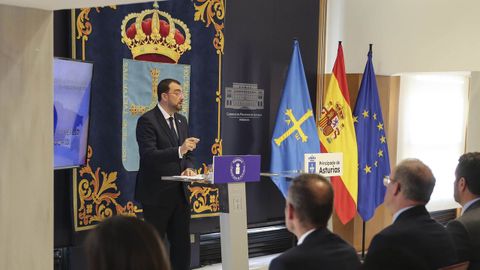 El presidente del Principado, Adrin Barbn, durante su intervencin en el acto de firma del convenio para la Oficina de Economa y Comercio de Asturias en Madrid