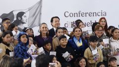 Sheinbaum con el secretario de Educaci�n y escolares en un acto que tuvo lugar este lunes.
