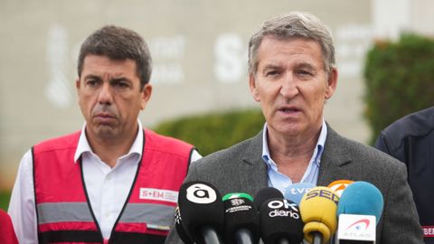 Feijoo con el presidente de la Generalitat, Carlos Mazn, en el centro de coordinacin de emergencias de la Comunidad Valenciana