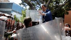 Juan Guaid� trata ede acceder al interior de la Asamblea Nacional de Venezuela saltando la verja y el control policial