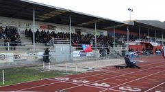 Gran ambiente en las gradas del estadio de Calabagueiros durante el CD Barco-UD Paiosaco