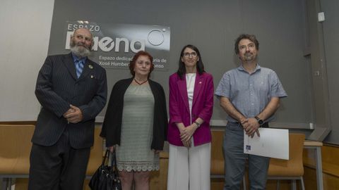 En la apertura del �<span lang= gl >Espazo Baena</span>� estuvieron los hermanos del homenajeado, Fernando y Flor Baena, as� como la rectora, Rosa Crujeiras, y el decano del centro, Antonio M�guez Macho