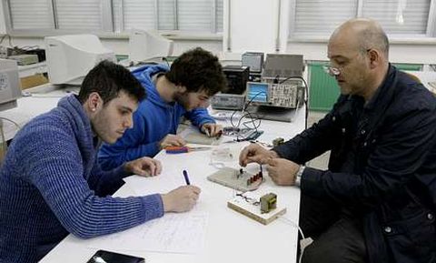 Dos alumnos de FP, con un docente, en el centro integrado de A Farixa, en Ourense.