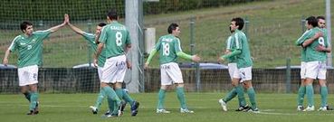 Los jugadores del �rdenes celebran el gol que abri� el camino de la primera victoria del equipo a domicilio, ante el D�por B.