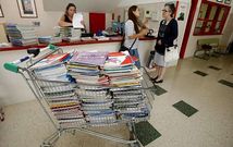 Los bancos de libros de la comarca no pueden suministrar los nuevos manuales de la Lomce. 