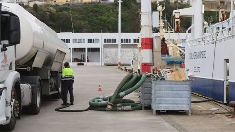 Un cami�n cisterna suministrando combustible a un pesquero en Celeiro, el 10 de marzo del 2026.