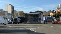 Operarios limpiando la zona habilitada para los fans en Riazor