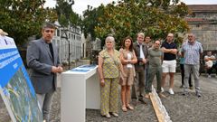La conselleira de Medio Ambiente (segunda en la fila) y la alcadesa de Gomesende, primera, firmaron el convenio de colaboraci�n para mejorar la red de abastecimiento.