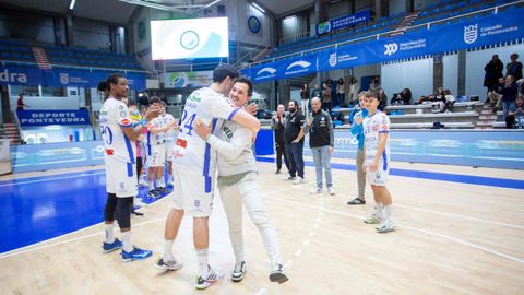 Virulegio y Javiva d&aacute;ndose un abrazo en el homenaje que le hicieron ayer al ex capit&aacute;n.