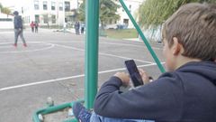 Un alumno del IES Catabois con el m�vil en el recreo