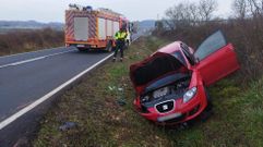 El coche cay� al desnivel de la cuneta y choc� contra una tajea