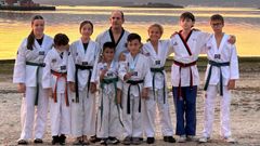 Integrantes del equipo el Olimpic que acudieron al Campionato Vila de Moa�a, junto a su entrenador, Miguel �ngel Cuevas.