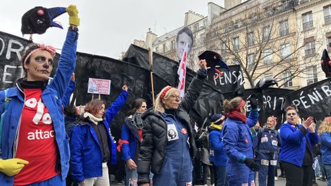 Un grupo de sindicalistas protestan en las calles de Par�s contra la reforma de las pensiones presentada por el Gobierno de Borne