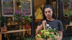 Maricarmen Fern�ndez posa en su bar, la taper�a O Pendello, en O Carballi�o.