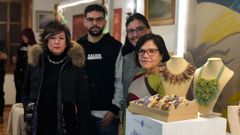 Concejales del PSOE visitaron el Liceo para mostrar su apoyo a los artesanos locales.