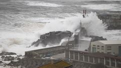 El oleaje se come el espig�n de A Guarda