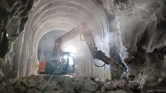 Obras de ampliaci�n del g�libo en uno de los t�neles entre Monforte y Ourense