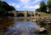 �La geograf�a de los precarios caminos que comunicaban Corcubi�n con el resto del mundo, adem�s del mar, era el camino a Santiago por el puente de Brandomil, que de Compostela llevaba a Fisterra�. 