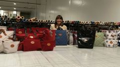 Ana Mah�a muestra los bolsos TGM que ya ha creado para Toldos G�mez, pensados tanto para ir de viaje como a la playa o la compra, incluso para transportar mascotas. Las piezas, hechas de forma individual y con textiles de gran resistencia, tienen un precio que oscila entre los 40 y los 55 euros (m�s IVA). La dise�adora y responsable de m�rketing de la empresa arzuana ya tiene entre manos otro proyecto creativo a nivel familiar.