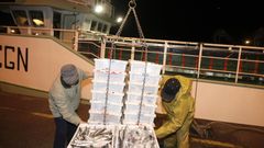 Puertos como Burela, en la imagen, Celeiro, A Corua, Ribeira o Vigo continan abasteciendo de pescado fresco a mercados de distintas localidades espaolas