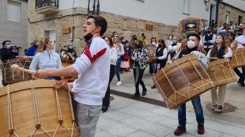 El folin de Chaguazoso en el desfile de Vilario de Conso