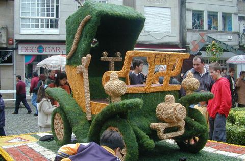 Los maios emplean fiuncho, pampallos, huevos y otros materiales para el monumento floral.