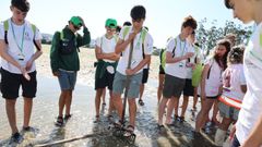 Los j&oacute;venes de la Ruta Quetzal conocen el marisqueo a pie en Vilanova