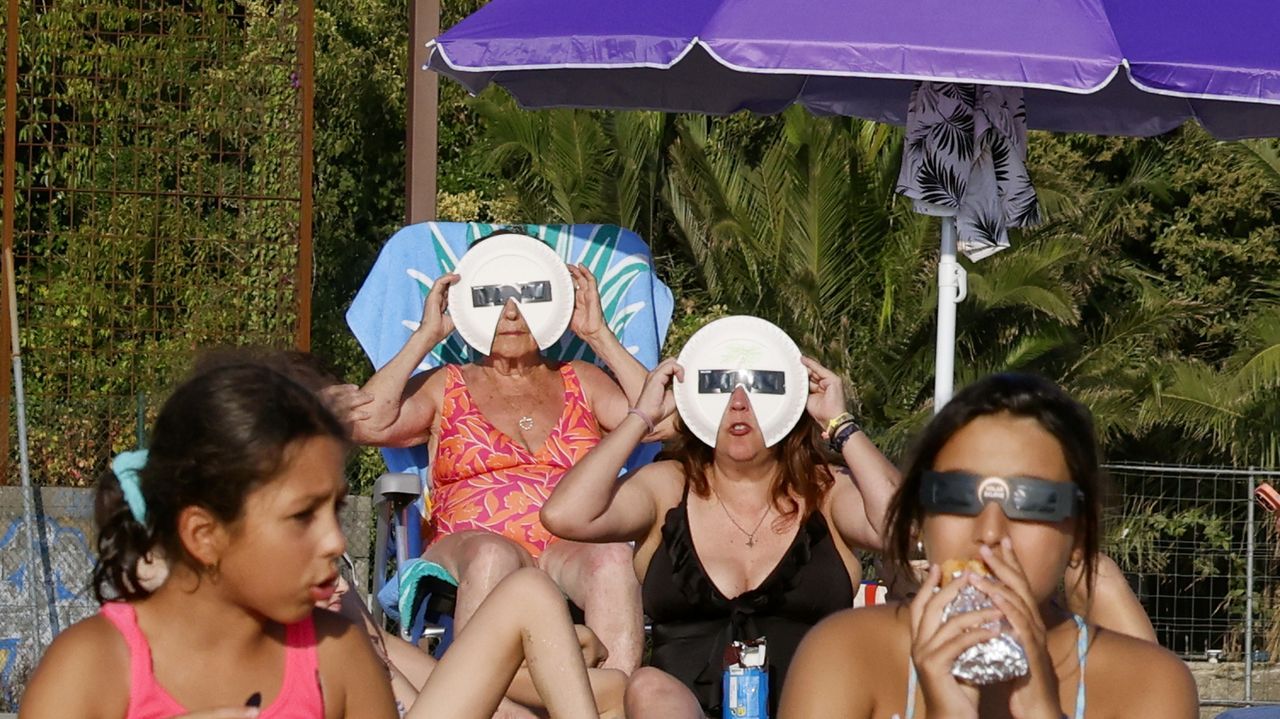 Arousa se entrega al eclipse